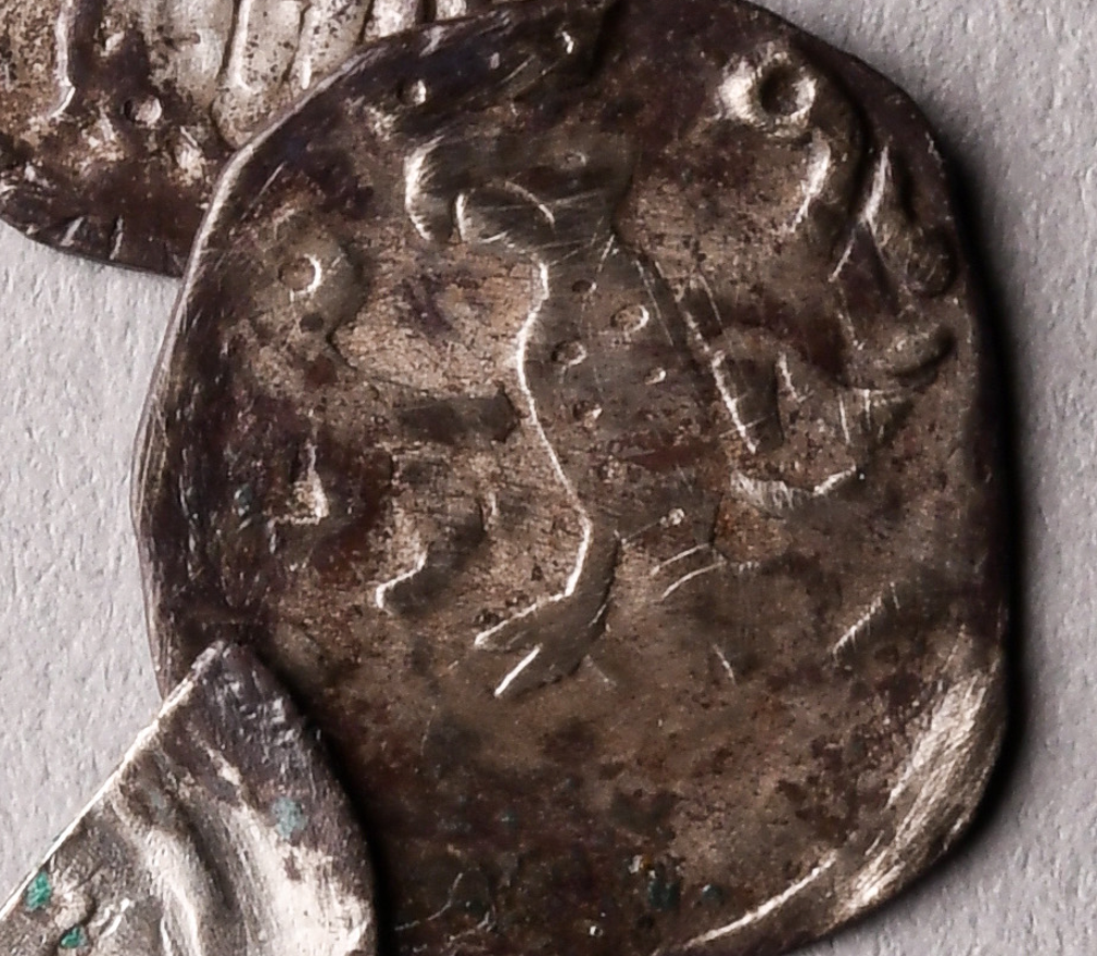 Mặt sau khắc hình một con đại bàng đội vương miện. Ảnh: @Văn phòng Bảo tồn Di tích Lịch sử bang Berlin.