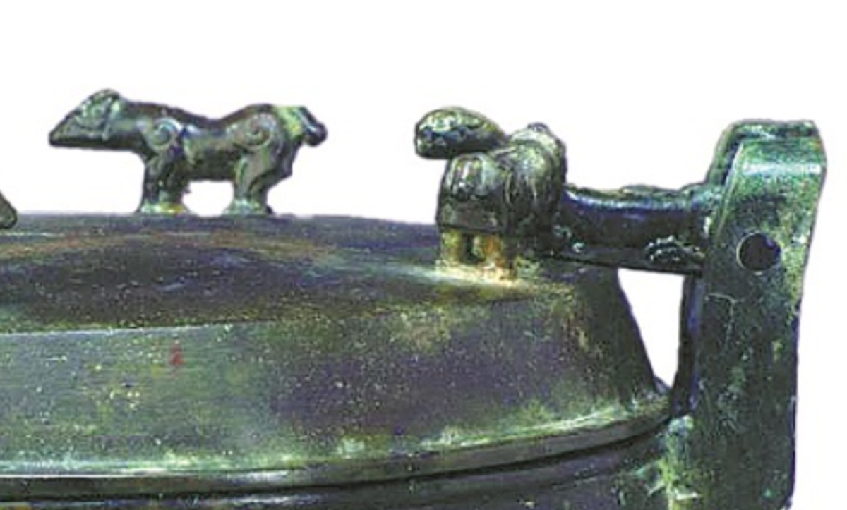 Một điểm độc đáo khác thực sự nằm ở phần nắp. Nắp nồi có hai tay cầm, mỗi tay cầm đều có một chốt gập hình con vật. Trên cùng của nắp được trang trí bằng hình con vật đứng. Ảnh: @Bảo tàng Hà Bắc.