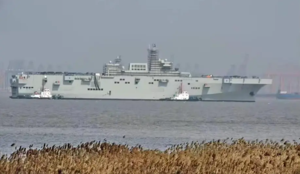 So với tàu lớp Wasp của Mỹ, có trọng tải khoảng 40.500 tấn và chở hỗn hợp trực thăng và máy bay phản lực F-35B, tàu Hồ Bắc không chứa máy bay cánh cố định, nhưng bù lại nó có chi phí thấp hơn và có tốc độ sản xuất nhanh hơn. Ảnh: @Ricky Un.