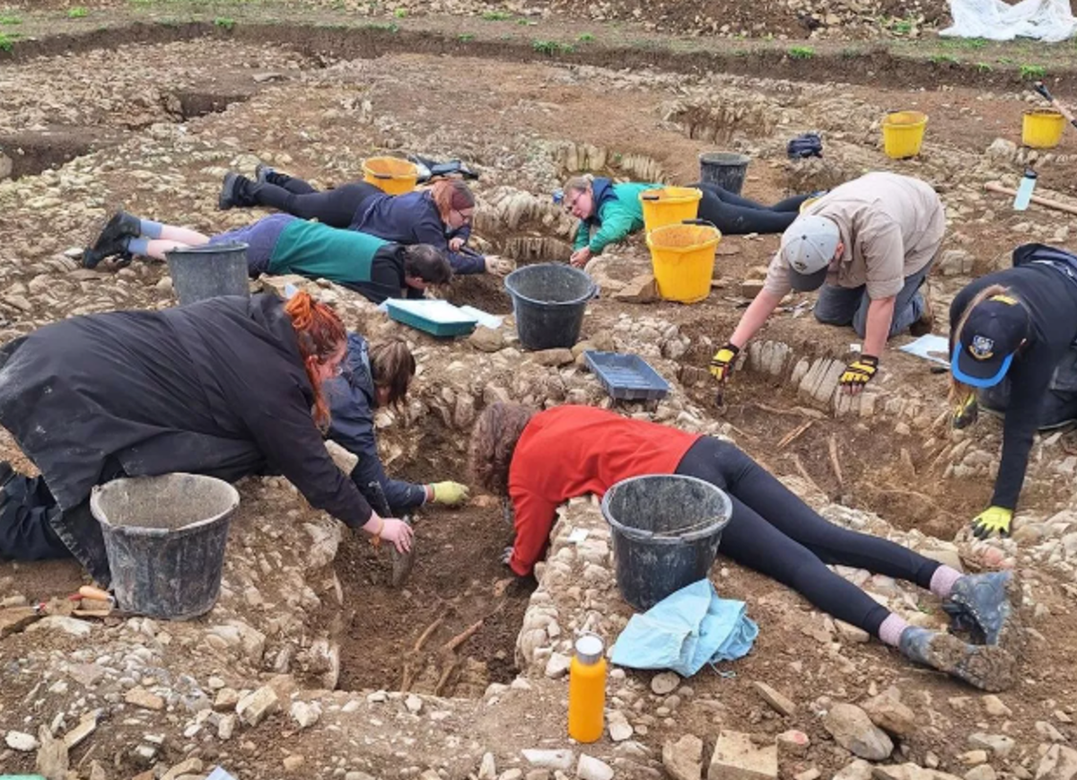 Theo các nhà nghiên cứu xứ Wales, những hiện vật này có thể liên quan đến các nghi lễ tiệc tùng tổ chức ngay bên mộ. Nó thể là nghi lễ tiệc tùng dùng để ăn mừng hoặc thương tiếc người đã khuất. Ảnh: @Dr Andy Seaman.
