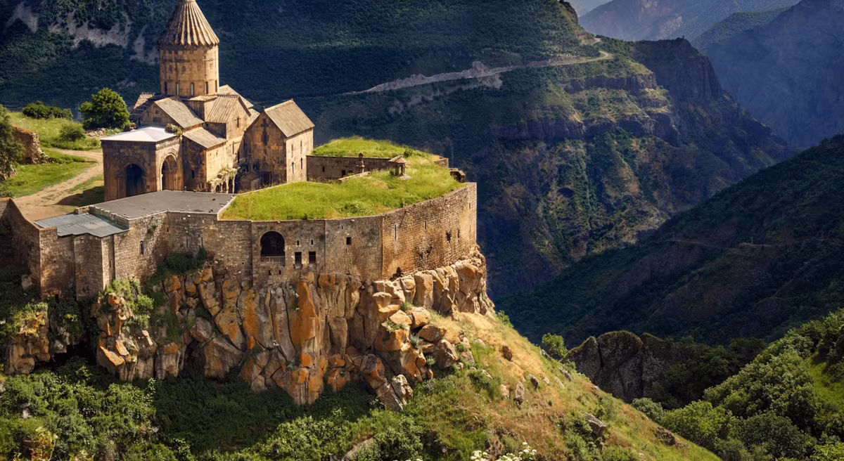 Tại Đồi Saint David ở thành phố pháo đài cổ Argištiḫinili của Cộng Hòa Armenia, các chuyên gia đến từ Viện Khảo cổ học và Dân tộc học Armenia đã phát hiện ra một vật thể lạ hình thù kỳ quái. Ảnh: @Viện Khảo cổ học và Dân tộc học Armenia.