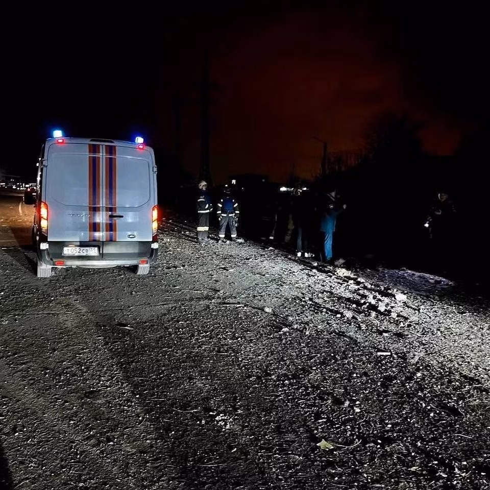 Loạt tấn công mở màn từ 00:40 đến 01:40, bắt đầu với sự xuất hiện của UAV Geran-2 đánh vào Chernihiv. Chỉ ít phút sau, Fastiv bị tấn công vào ga đường sắt và khu kho đầu máy. Theo dấu hiệu nhiệt trên bản đồ FIRMS cũng phát hiện đám cháy lớn gần Kiev, nghi liên quan hệ thống Terra-2000 và trạm PS 110/10 Novi Petrivtsi, những điểm then chốt của chuỗi hậu cần Ukraine.