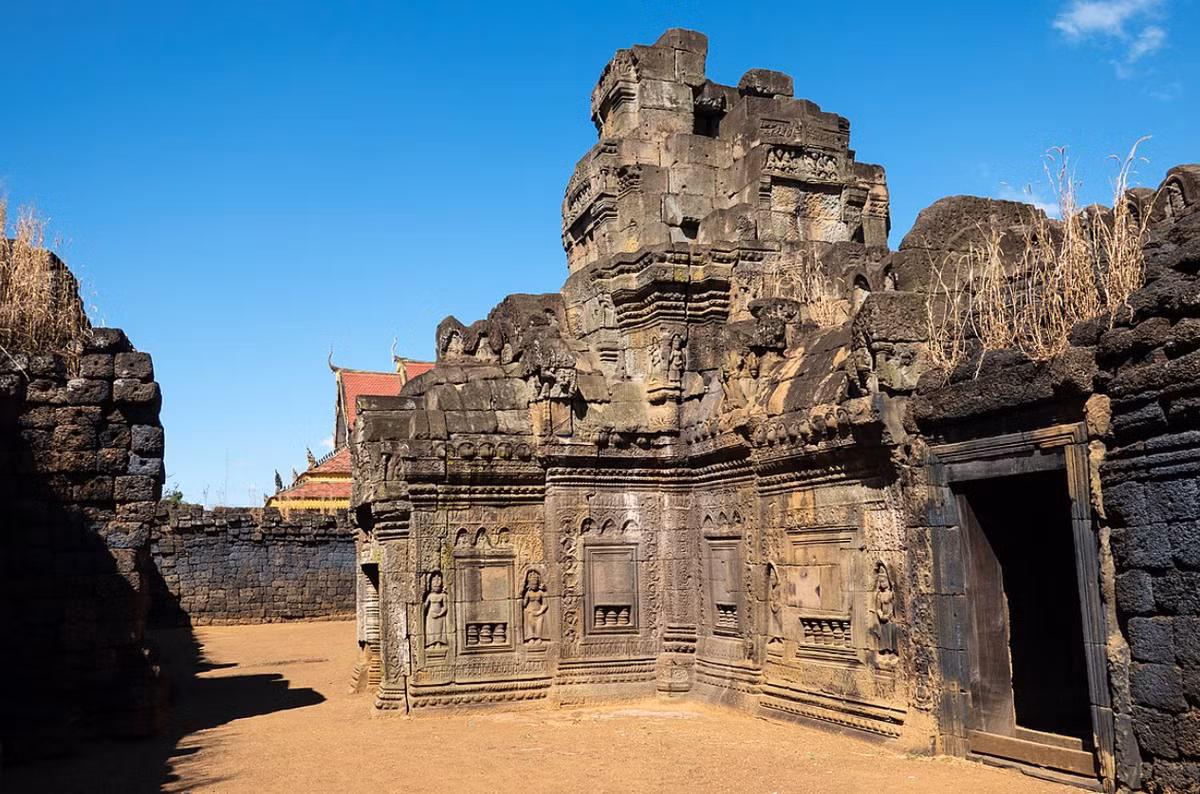 Khi tiến hành dọn dẹp đống đổ nát từ chiếc cổng thành cổ xưa bị sập tại Đền Banteay Prei, cố đô Angkor Wat của người Khmer, Campuchia, các chuyên gia đến từ Bảo tàng Preah Norodom Sihanouk-Angkor bất ngờ tìm thấy một hiện vật cổ xưa độc đáo. Ảnh: @Bảo tàng Preah Norodom Sihanouk-Angkor.