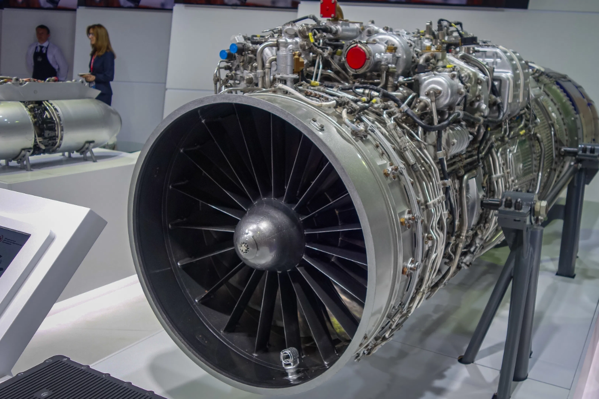 Lớp động cơ mới AL-41F1S này là bản hiện đại hóa sâu của động cơ AL-31F mà phi đội Su-30MKI cũ của Ấn Độ đang sử dụng. Thế nên, nếu được tích hợp trên toàn bộ phi đội Su-30MKI của Ấn Độ, động cơ AL-41F1S này sẽ cải thiện đáng kể hiệu suất bay và tầm bay của máy bay chiến đấu. Động cơ này cũng sẽ cho phép Su-30MKI bay siêu thanh mà không cần sử dụng bộ đốt sau, một khả năng được gọi là siêu hành trình, giúp cải thiện đáng kể hiệu suất nhiên liệu, nếu cần máy bay chiến đấu để phản ứng nhanh với các mối đe dọa ở xa. Nhu cầu bảo dưỡng và chi phí vận hành loại động cơ này cũng thấp hơn đáng kể. Ảnh: @ Meta-Defense.fr.