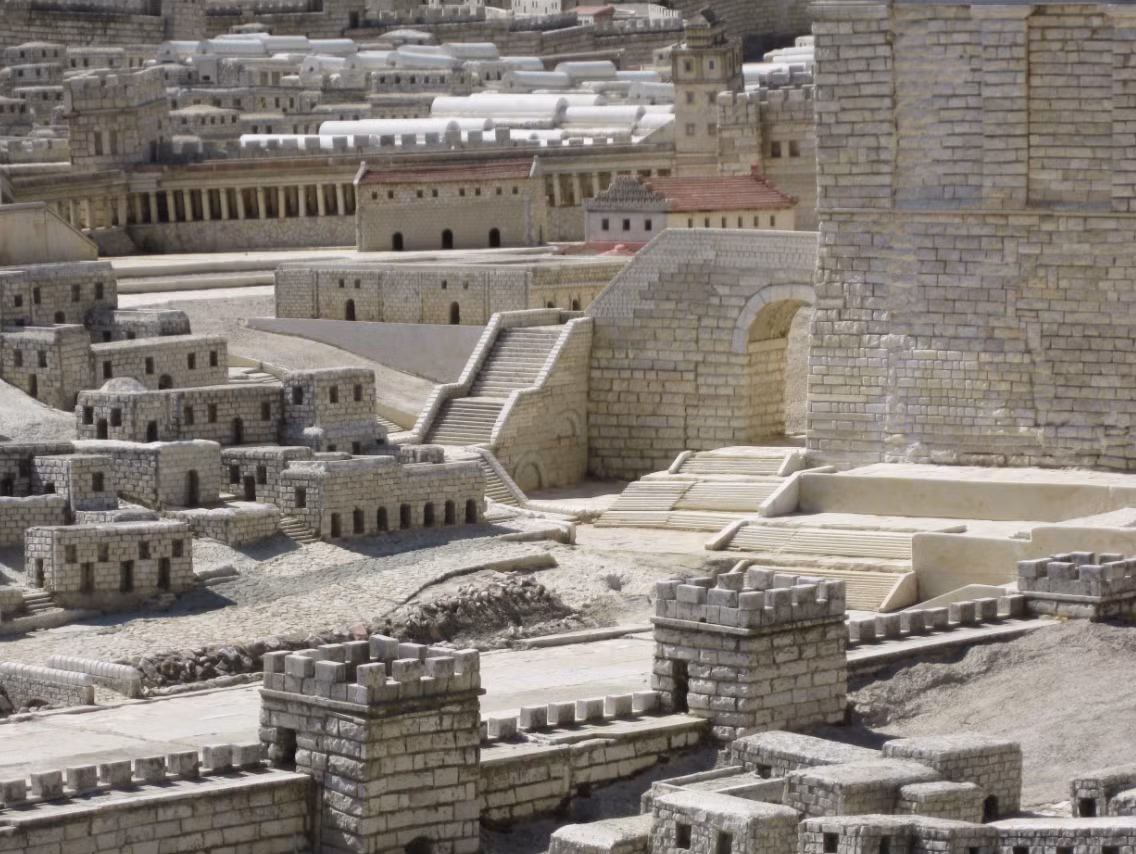 Khi tiến hành khai quật Bức tường phía Tây của Đền thờ thứ hai tại Jerusalem, Israel, các chuyên gia khảo cổ học đến từ Cơ quan Cổ vật Israel (IAA) bất ngờ phát hiện vật thể cổ xưa, kỳ lạ, bắt mắt. Ảnh: @Cơ quan Cổ vật Israel.