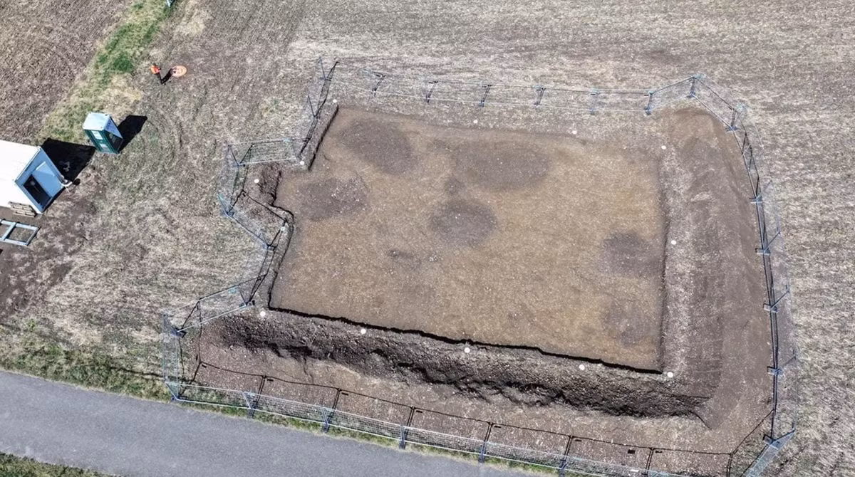 Khi tiến hành khai quật tại khu di chỉ khảo cổ Celtic Oppidum ở Altenburg-Rheinau, miền nam nước Đức, các chuyên gia đến từ Văn phòng Bảo tồn Di tích Nhà nước (LAD) thuộc Hội đồng Khu vực Stuttgart của Đức bất ngờ tìm thấy một hiện vật cổ xưa kỳ lạ. Ảnh: @Tiến sĩ Günther Wieland.