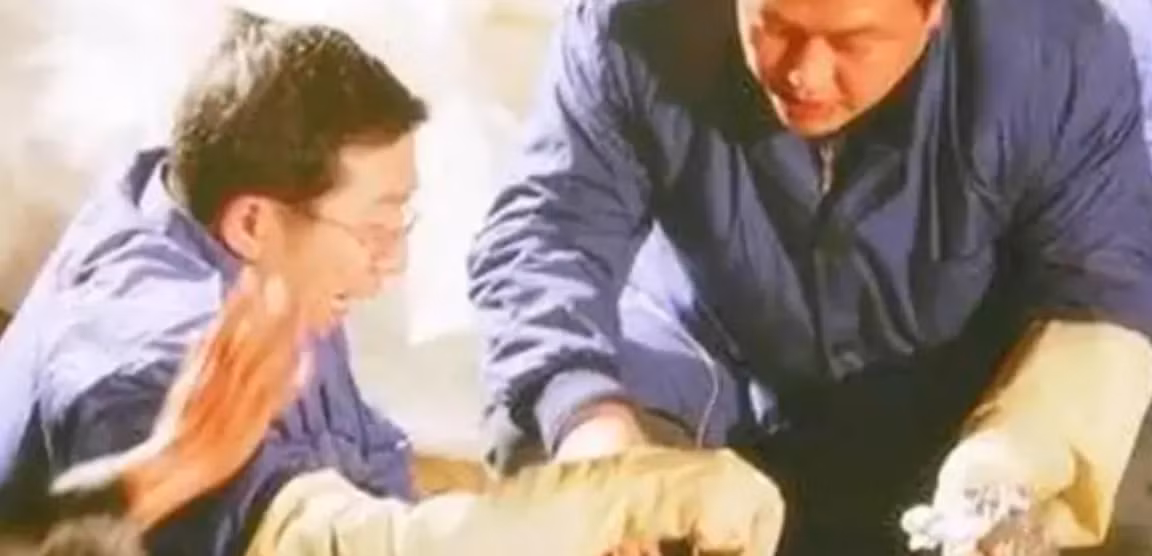 Tuy nhiên, ngoài sự bảo quản đáng kinh ngạc, toàn thân thi thể còn có màu đỏ khác thường, với biểu cảm vô cùng tự nhiên. Ảnh: @: Yunxu Jin Gu.