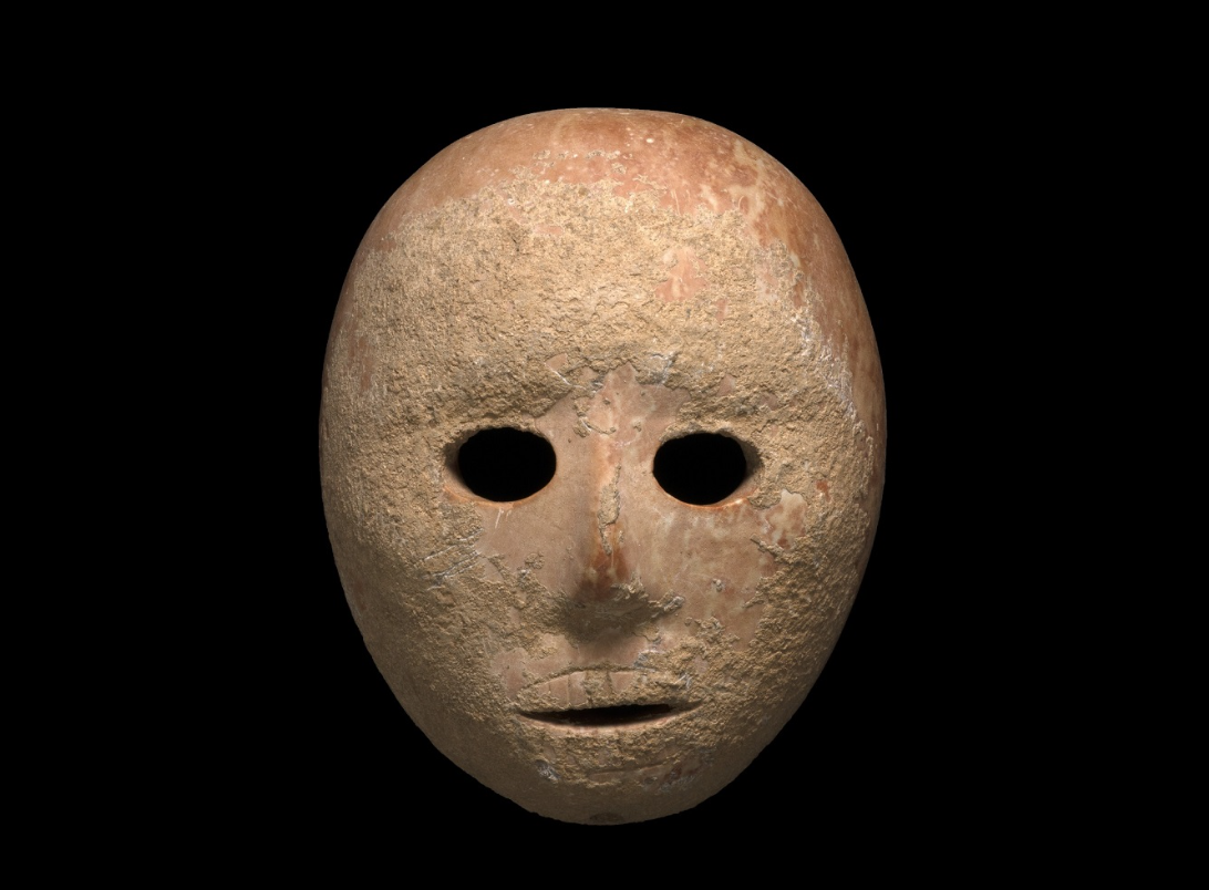 Ronit Lupo cũng nói thêm: "Chiếc mặt nạ đá này rất giống với khuôn mặt người, và do đó chúng có xu hướng liên quan đến các nghi lễ thờ cúng thiêng liêng quan trọng". Ảnh: @Yonatan Sindel/Flash90.