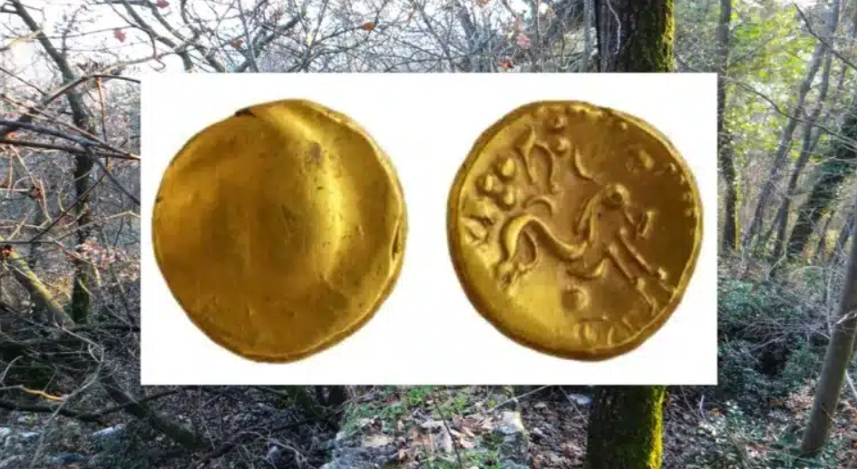 Điều gây ngạc nhiên các chuyên gia là bên trong chứa nhiều đồng tiền xu bằng vàng. Ảnh: @Bảo tàng London.