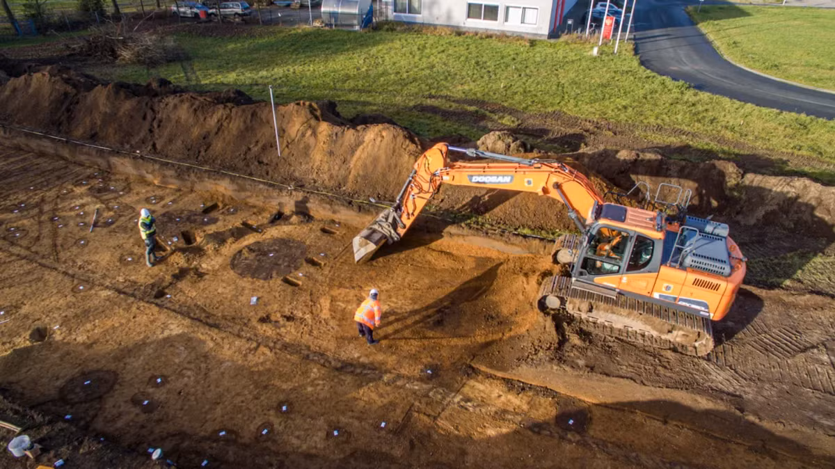 Tại khu vực Winkelsteeg, thành phố Nijmegen, Hà Lan, các chuyên gia đến từ trường Đại học Radboud bất ngờ tìm thấy vật thể lạ cực kỳ bắt mắt. Ảnh: @Đại học Radboud.