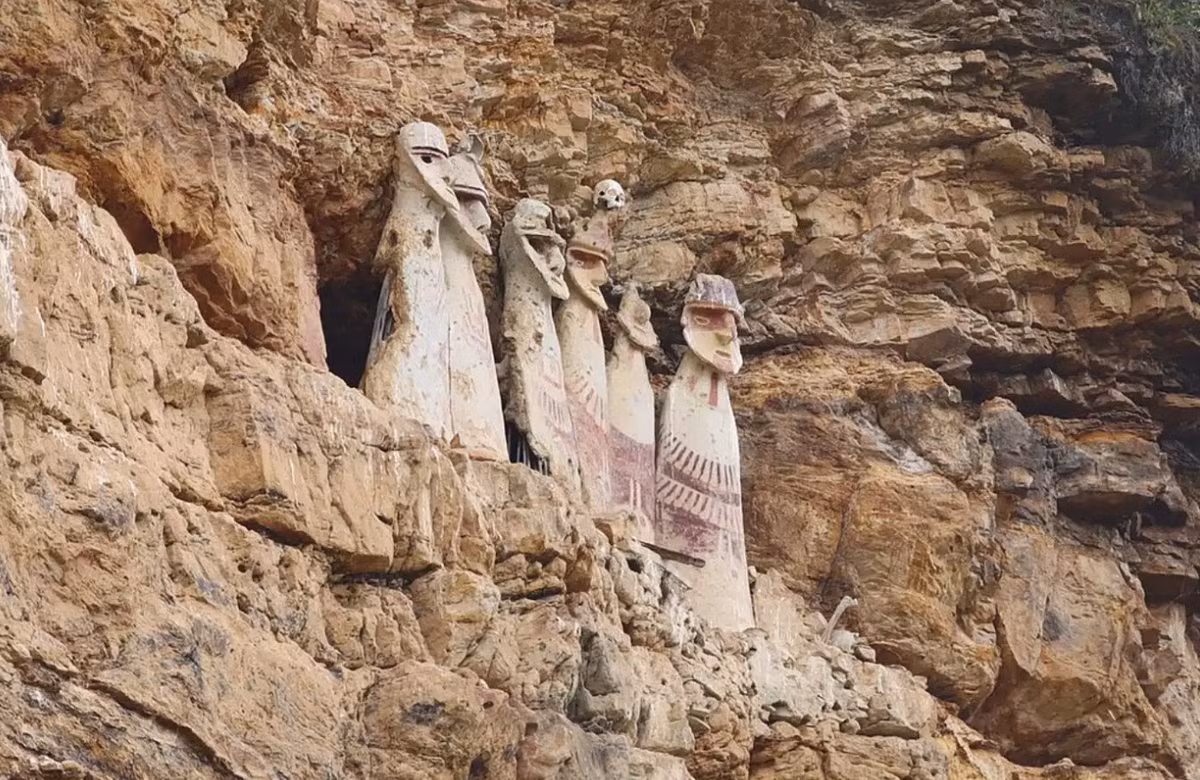 Giờ đây, các nhà khảo cổ học tại vùng Amazon của Peru đã phát hiện ra các đầu tượng nghi lễ cổ đại, hai đầu chùy đá cổ, cùng với hơn 200 công trình kiến ​​trúc cổ và một bức phù điêu hình zigzag quý hiếm. Ảnh: @Pablo Solis.