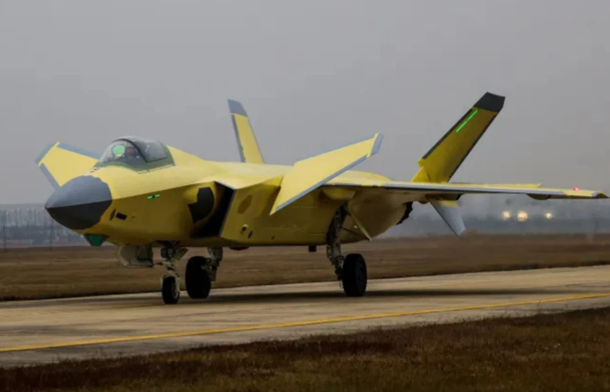 Không gian bổ sung cho phép chứa thêm nhiên liệu hoặc thiết bị, hỗ trợ các nhiệm vụ không chiến tầm xa phức tạp. Ảnh: @Tập đoàn Công nghiệp Máy bay Thành Đô của Trung Quốc.