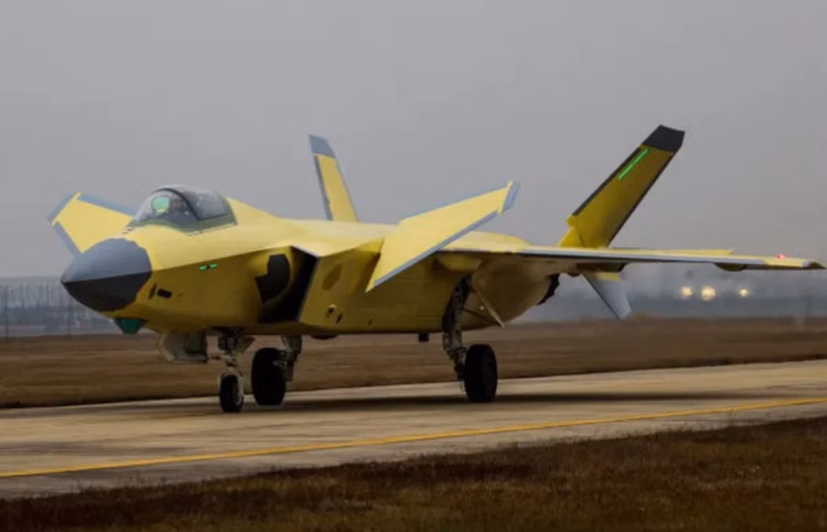 Không gian bổ sung cho phép chứa thêm nhiên liệu hoặc thiết bị, hỗ trợ các nhiệm vụ không chiến tầm xa phức tạp. Ảnh: @Tập đoàn Công nghiệp Máy bay Thành Đô của Trung Quốc.