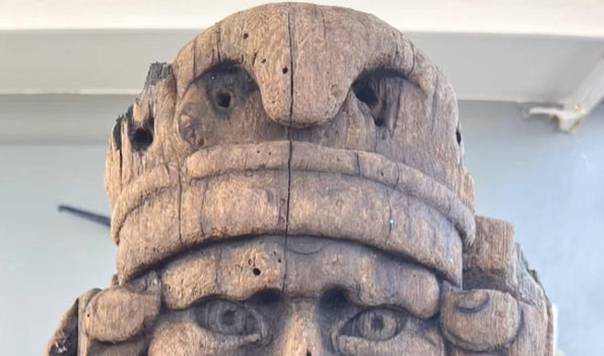 Bức tượng gỗ được tạc theo hình ảnh một chiến binh đội mũ Phrygian. Thực tế, loại mũ Phrygian này đã được các chiến binh thời cổ đội, và thường chỉ có chiến binh mới được phép đội chiếc mũ này. Chiếc mũ này còn tượng trưng cho sự tự do và độc lập. Ảnh: @Victor Ayal.