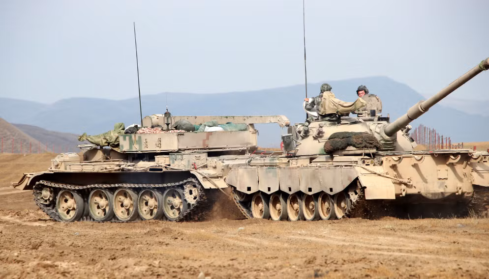 Tuy nhiên, những thách thức về hậu cần vẫn là rào cản đối với các hệ thống hybrid. Pin làm tăng trọng lượng, có khả năng làm giảm sự nhanh nhẹn của xe tăng và đòi hỏi chuỗi cung ứng phức tạp để bảo trì. Ở những vùng xa xôi như dãy Himalaya, nơi hậu cần đã căng thẳng, những vấn đề này có thể làm mất đi một số lợi thế cho nền tảng Xe tăng chiến đấu hybrid. Ảnh: @China's Ministry of National Defense.