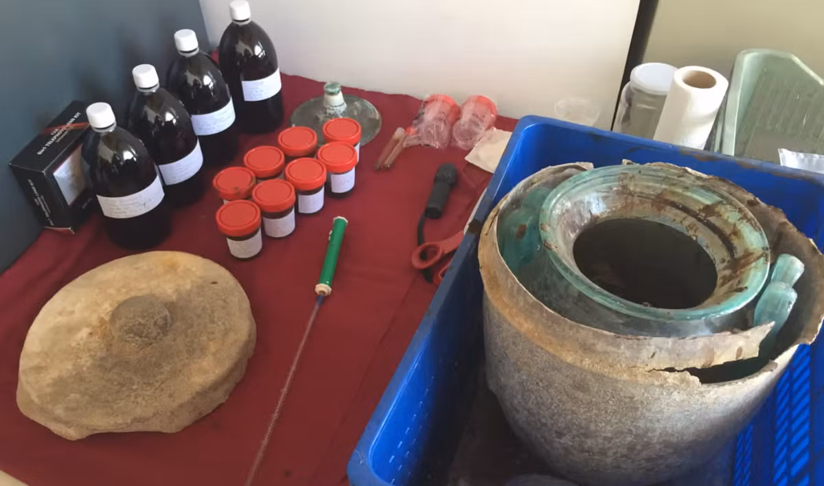 Bằng cách sử dụng phương pháp phổ khối plasma cảm ứng (ICP-MS), các nhà khoa học đến từ Đại học Córdoba phát hiện, lượng chất lỏng này chính là một loại rượu vang, bên trong có chứa kali, canxi và magiê, polyphenol - hợp chất được tìm thấy trong nho. Ảnh: @Đại học Córdoba.
