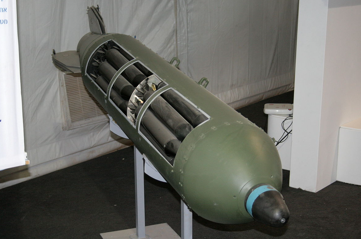 Việc sử dụng tên lửa Kh-101 mang theo đầu đạn con trong khu vực dân sự là một hành vi vi phạm rõ ràng luật pháp quốc tế. Đồng thời, với việc Nga và Ukraine đều đã từ chối ký Công ước về Bom chùm (vốn cấm các loại vũ khí loại này), nên việc sử dụng tên lửa Kh-101 mang đầu đạn bom chùm sẽ tiếp tục và có khả năng mở rộng nhiều hơn trong cuộc xung đột. Ảnh: @Бабель.