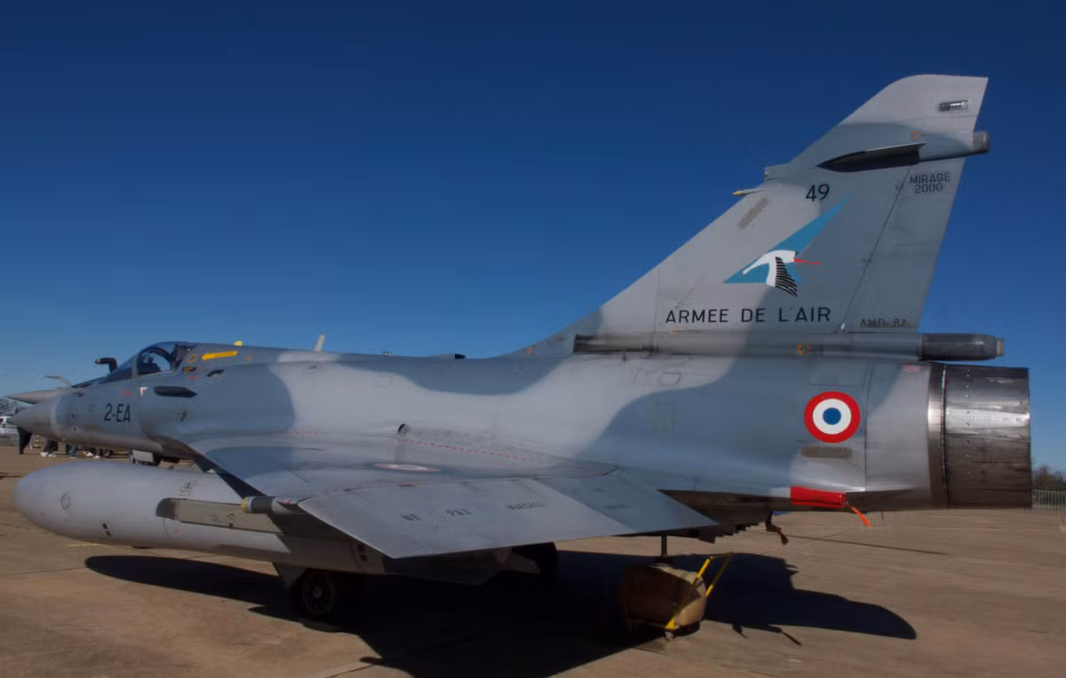 Mirage 2000, máy bay chiến đấu siêu thanh thế hệ thứ tư, được Dassault Aviation giới thiệu lần đầu tiên vào những năm 1970. Biến thể Mirage 2000-5, ra mắt năm 1999, có hệ thống điện tử hàng không được nâng cấp, khả năng chiến đấu không đối không và không đối đất được cải thiện, cùng hệ thống cảm biến và điều khiển tiên tiến. Ảnh: @Dassault Aviation.