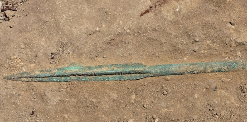 Một mũi giáo bằng đồng bốn ngạnh cũng được khai quật. Ảnh: @Bảo Tàng Cộng Hòa Azerbaijan.