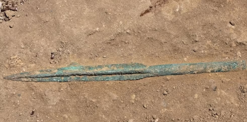 Một mũi giáo bằng đồng bốn ngạnh cũng được khai quật. Ảnh: @Bảo Tàng Cộng Hòa Azerbaijan.