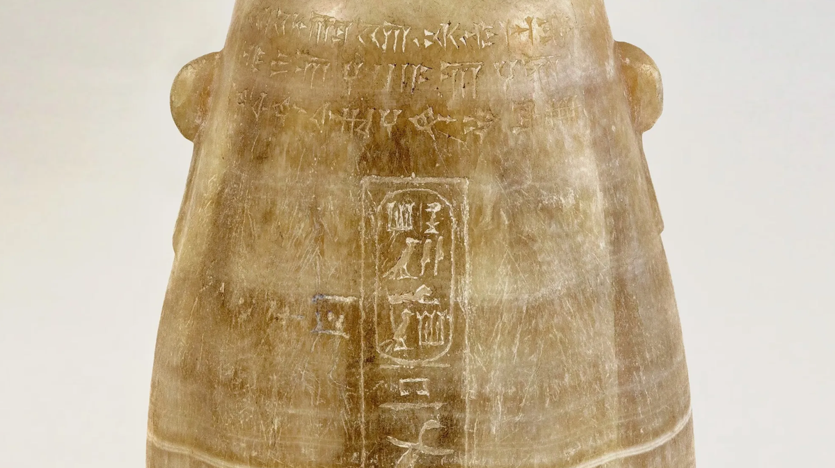 Theo đó, chiếc bình cao khoảng 22 cm, trên bình mang những dòng chữ khắc bằng tiếng Akkad, tiếng Elam, tiếng Ba Tư cổ và tiếng Ai Cập, nhắc đến vị vua Ba Tư Xerxes I và gọi ông là "Đại vương". Một ghi chú khác bằng chữ Demotic được thêm vào dòng chữ khắc ghi dung tích của bình chứa là “12 kpd-units”, xấp xỉ 1.200 mililit. Ảnh: @Đại học Yale.