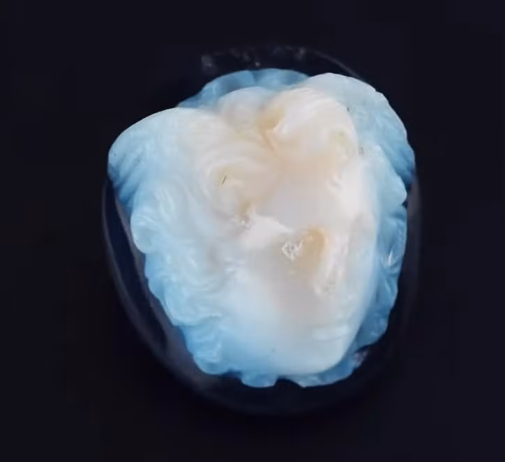 Điều gây chú ý là bức tượng này được chạm khắc cực kỳ tinh xảo và tỉ mỉ nhất. Ảnh: @Bảo tàng Lâu đài Linz.