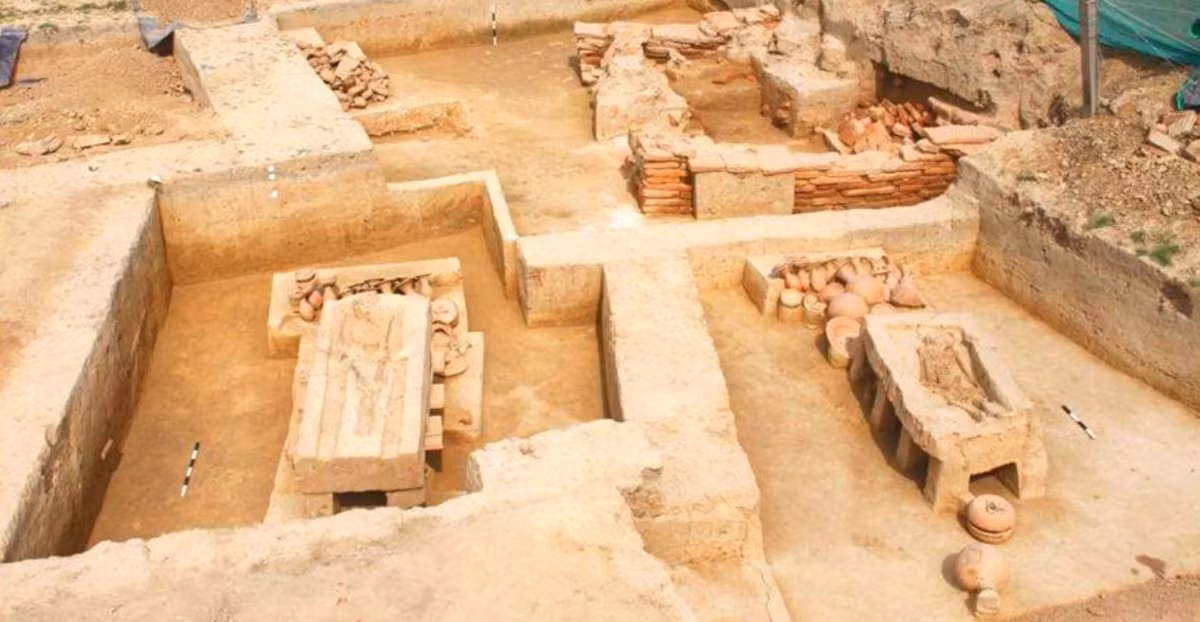 Khi đang khai quật tại làng Chandayan, Uttar Pradesh, miền bắc Ấn Độ, các chuyên gia đến từ Cơ quan Khảo sát Khảo cổ Ấn Độ bất ngờ tìm thấy một hiện vật cổ xưa kỳ lạ. Ảnh: @Cơ quan Khảo sát Khảo cổ Ấn Độ.