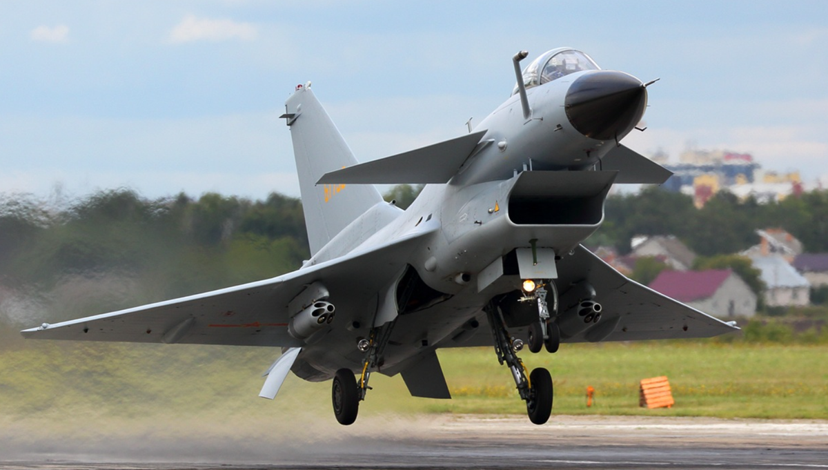 Những chiếc J-10 đã qua sử dụng, có lẽ có nguồn gốc từ Không quân Quân đội Giải phóng Nhân dân Trung Quốc (PLAAF), có thể được mua với giá chỉ bằng một phần nhỏ giá của những chiếc Rafale mới hoặc thậm chí là Su-35. Mặc dù giá chính xác vẫn chưa được tiết lộ, nhưng một báo cáo năm 2022 trên Aero-bg.com lưu ý rằng, việc Pakistan mua 25 máy bay chiến đấu J-10C ước tính ở mức 1,3 tỷ đô la, cho thấy chi phí mỗi chiếc máy bay mới là khoảng 50 triệu đô la. Tất nhiên, máy bay J-10 đã qua sử dụng có thể rẻ hơn đáng kể, có thể vào khoảng 20-30 triệu đô la một chiếc, khiến chúng trở thành lựa chọn hấp dẫn cho một quốc gia có ngân sách eo hẹp như Indonesia. Ảnh: @Zona Militar.