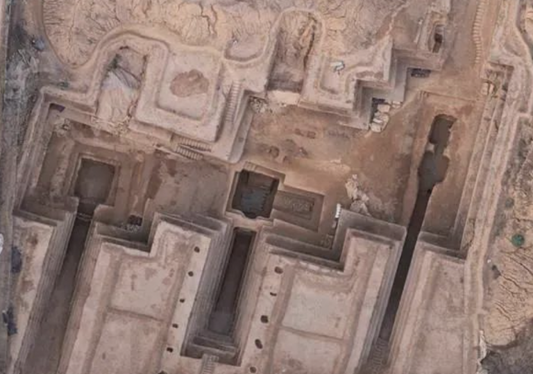 Ba ngôi mộ được xếp thẳng hàng từ đông sang tây, tất cả đều hướng từ bắc xuống nam. Phần chính của mộ nằm ở phía bắc, trong khi hành lang nằm ở phía nam. Thiết kế có vẻ được tổ chức bài bản với mộ dốc và mộ buồng bằng gạch. Ảnh: @Viện Hàn lâm Khoa học Xã hội Trung Quốc.