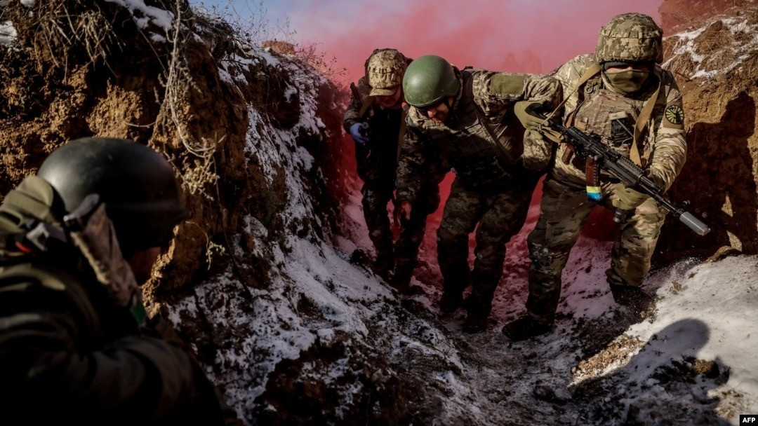 “Một nhóm binh sĩ Ukraine đang ẩn náu giữa Kuzminovka và Vyyemka, không còn đường thoát giữa lưới hỏa lực dày đặc”, Marochko cho biết. Ông mô tả tình thế của họ như “bị giam trong chiếc hộp lửa”, nơi mọi hướng rút lui đều nằm trọn trong tầm ngắm pháo Nga.