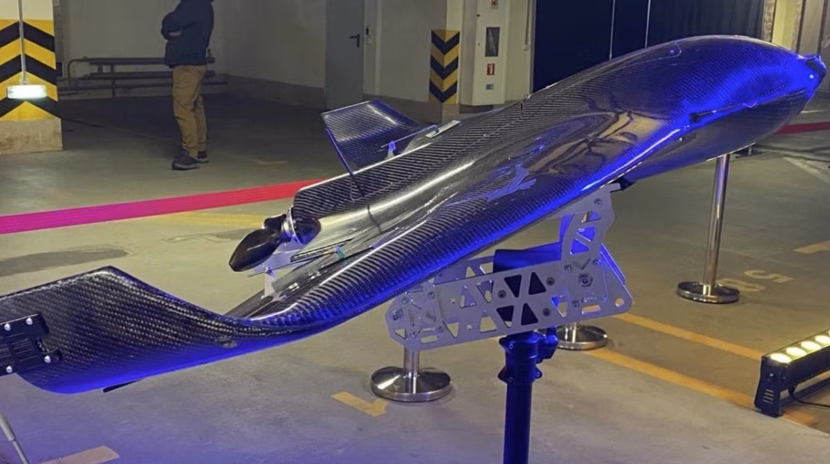 Động thái này củng cố vai trò của Anh như nhà cung cấp UAV hàng đầu châu Âu và trụ cột công nghệ trong chiến lược không người lái của NATO. Các quan chức Anh khẳng định phần lớn UAV được sản xuất nội địa, từ các doanh nghiệp quốc phòng và công nghệ lưỡng dụng, đang tăng tốc dây chuyền theo mô hình “chiến tranh công nghiệp số hóa”.