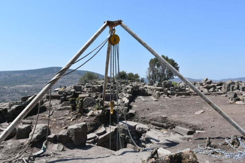 Giờ đây, bên trong một giếng cổ chứa nước ở Thành phố cổ Aigai, các chuyên gia đến từ trường Đại học Manisa Celal Bayar bất ngờ tìm thấy nhiều vật thể lạ có liên quan tới đền thờ này. Ảnh: @Đại học Manisa Celal Bayar.