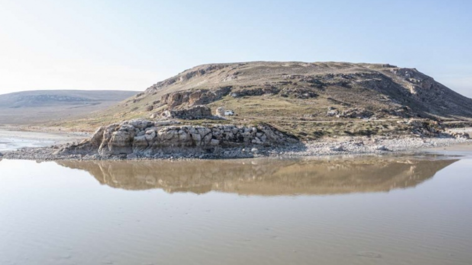 Gần đây, do thời tiết cực đoan, nắng nhiều, mưa ít, nhiệt độ cao khiến nước trong Hồ Van bốc hơi đi nhiều. Tình trạng hạn hán đã khiến nhiều tàn tích cổ xưa lộ diện dưới hồ. Ảnh: @Đại học Van Yüzüncü Yıl.