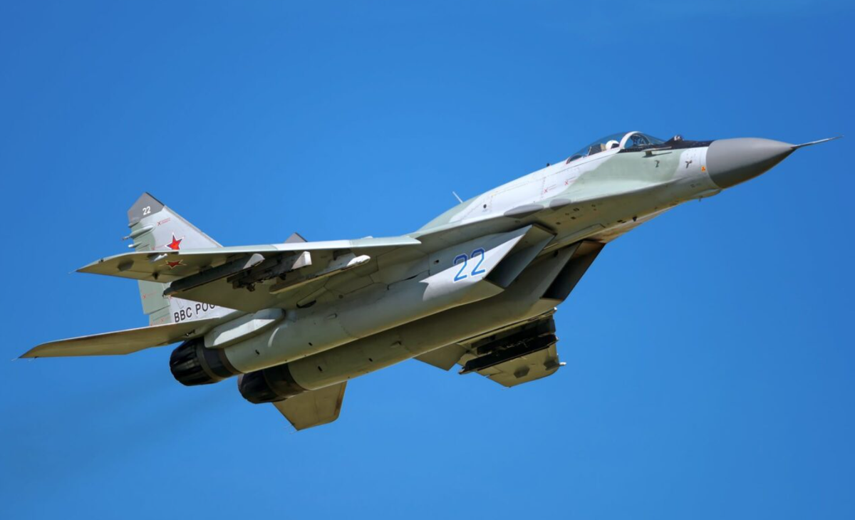 Anh cũng nhấn mạnh rằng, Ukraine đang tiến bước theo một kế hoạch đã được thiết lập từ lâu để hiện đại hóa Không quân của mình. "Tôi nhớ khi còn là học viên, chỉ huy lúc đó đã trình bày một kế hoạch phát triển cho Không quân. Chúng tôi đang tuân theo kế hoạch đó, bởi vì Ukraine dự kiến ​​việc mua sắm máy bay F-16, ý định nhận máy bay Mirage 2000, và sau đó là chuyển đổi sang Gripen và Rafale". Ảnh: @ Defense News.