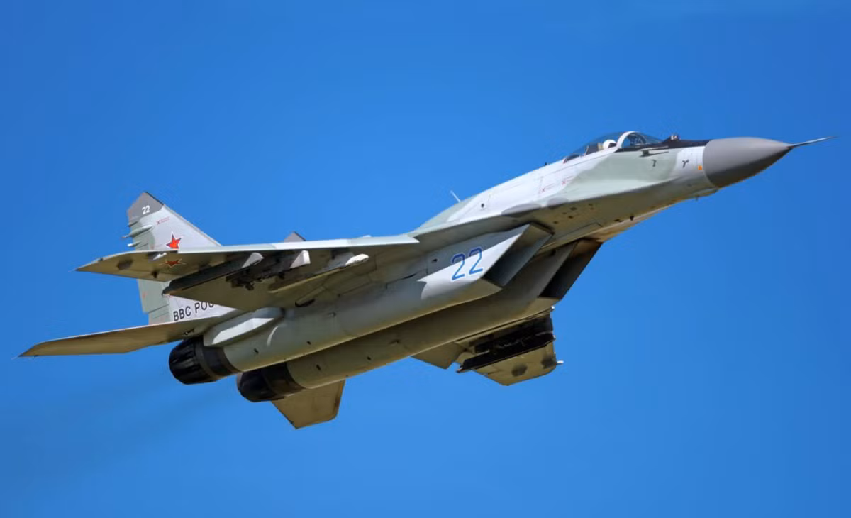 Anh cũng nhấn mạnh rằng, Ukraine đang tiến bước theo một kế hoạch đã được thiết lập từ lâu để hiện đại hóa Không quân của mình. "Tôi nhớ khi còn là học viên, chỉ huy lúc đó đã trình bày một kế hoạch phát triển cho Không quân. Chúng tôi đang tuân theo kế hoạch đó, bởi vì Ukraine dự kiến ​​việc mua sắm máy bay F-16, ý định nhận máy bay Mirage 2000, và sau đó là chuyển đổi sang Gripen và Rafale". Ảnh: @ Defense News.