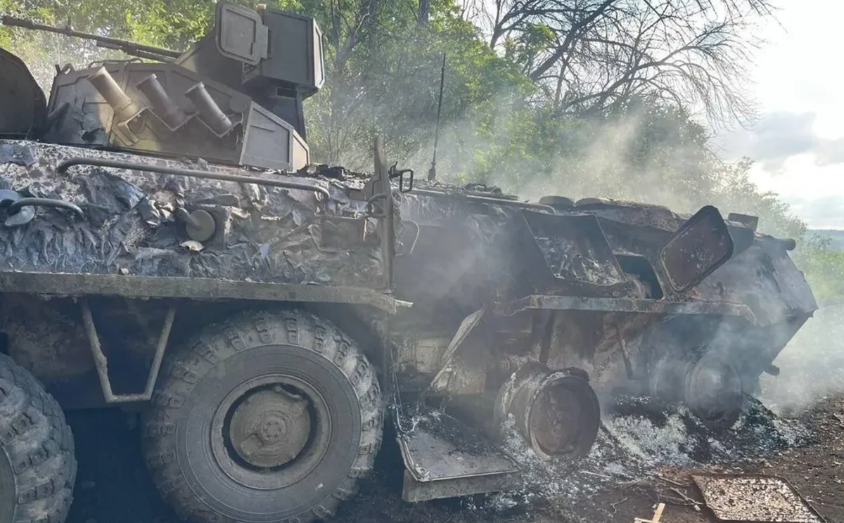 Tại hiện trường, có thể thấy chiếc xe bọc thép chở quân BTR-82 này của Nga được trang bị trạm vũ khí điều khiển từ xa “Boomerang-Burevestnik” mới, và phương tiện này được cho là đang trong quá trình thử nghiệm thực địa. Ảnh: @wolfpam.