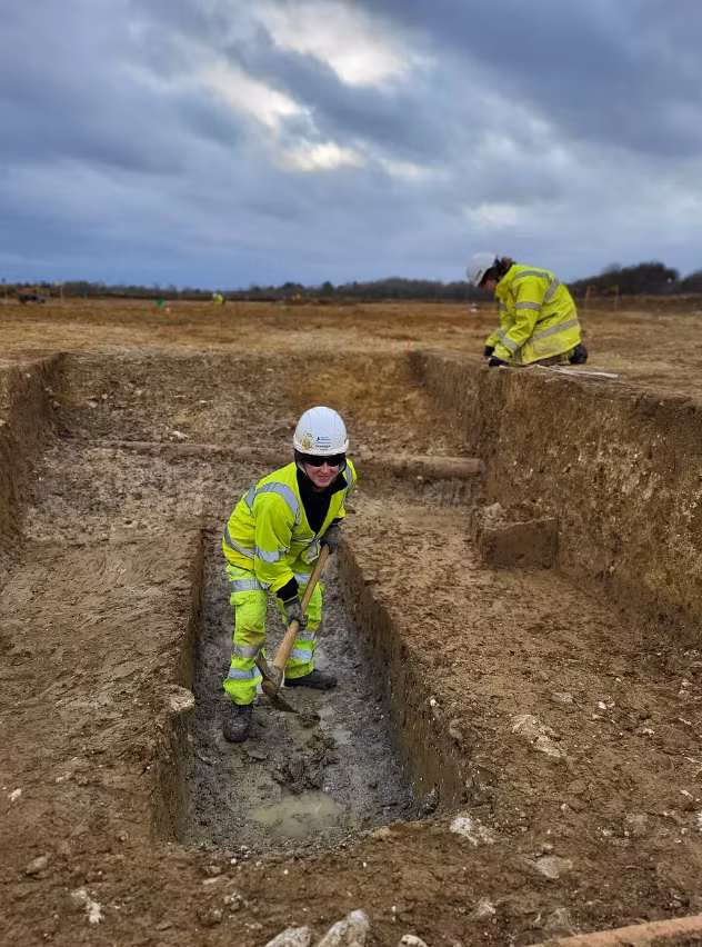 Bên cạnh việc tìm thấy vết tích cối xay gió, các chuyên gia khảo cổ học còn tìm thấy rất nhiều hiện vật, bao gồm mảnh gốm, xương động vật, đinh sắt, công cụ nông nghiệp và thân tẩu thuốc lá bằng đất sét. Ảnh: @Medievalists.