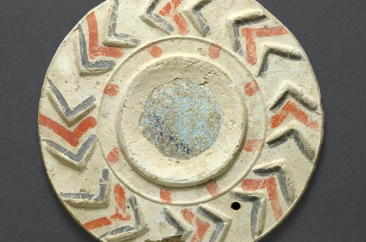 Ước tính, mảnh gương này được cho là có mặt vào thời kỳ Byzantine cách đây khoảng 1.500 năm trước, nó được tìm thấy giữa các bức tường của một tàn tích tòa nhà thuộc thế kỷ thứ 4 Sau Công nguyên. Ảnh: @Cơ quan Cổ vật Israel.