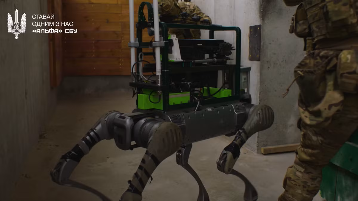 Con chó robot được nhìn thấy đang di chuyển trong nhà và bắn súng trường. Ảnh: @Cơ quan An ninh Ukraine.