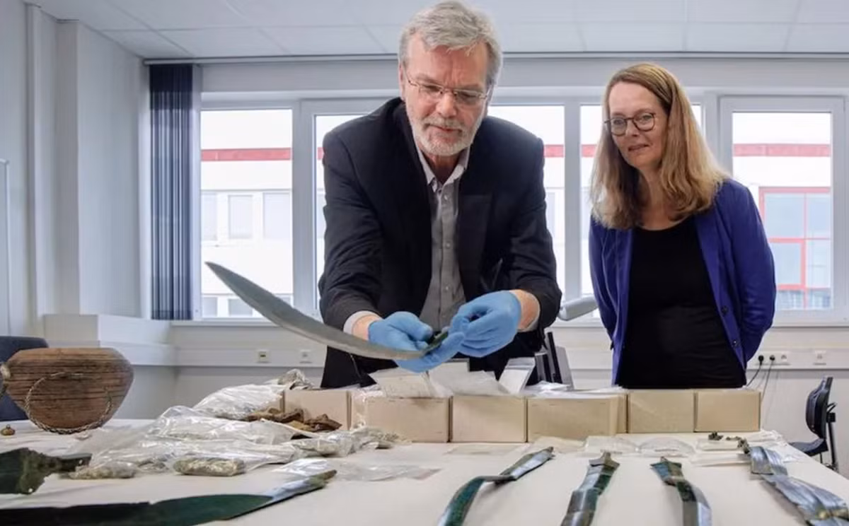 Các nhà nghiên cứu tin rằng, bộ sưu tập này là kho tiền xu bạc Slavơ thế kỷ 11 Sau Công Nguyên lớn nhất từ ​​trước đến nay được khai quật. Ảnh: @Văn phòng Nhà nước về Văn hóa và Bảo vệ Di tích của Đức.