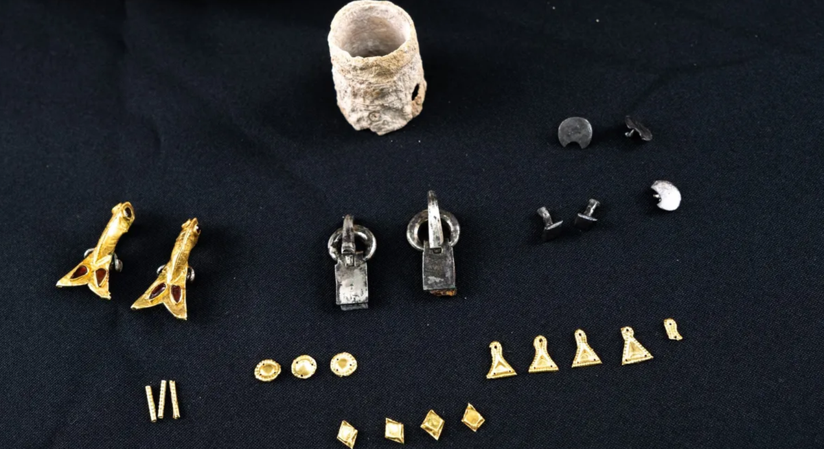 Tại nghĩa trang này, các chuyên gia đến từ Viện Khảo cổ học Crimea đã khai quật được đồ trang sức bằng vàng và bạc cổ dường như được phụ nữ đeo. Ảnh: @Viện Khảo cổ học Crimea.