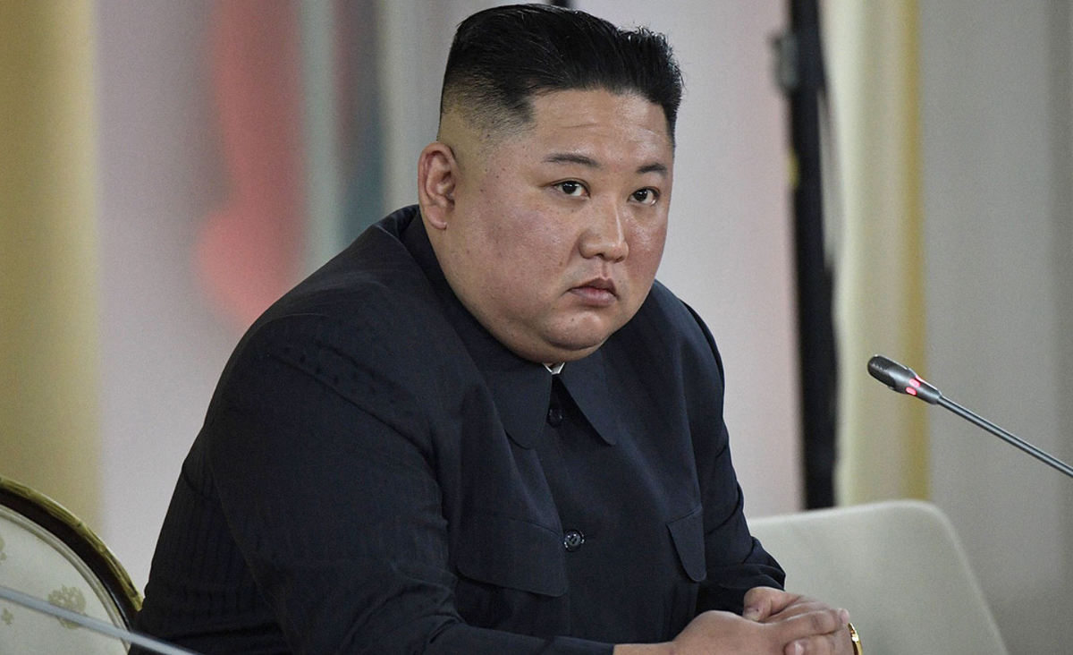 Đồng thời, ông Kim Jong-un còn nói thêm rằng, việc khôi phục ngay lập tức tàu khu trục hạm này không chỉ là vấn đề thực tế, mà còn là vấn đề chính trị liên quan trực tiếp đến thẩm quyền của nhà nước. Ông kêu gọi các quan chức của Cục Công nghiệp Vũ khí của Đảng, Viện Cơ khí thuộc Viện Hàn lâm Khoa học Nhà nước, Đại học Công nghệ Kim Chaek, Viện Thiết kế Tàu thủy Trung ương, Nhà máy đóng tàu Chongjin và các ban ngành khác phải chịu trách nhiệm về vụ việc này. Ảnh: @KCNA.