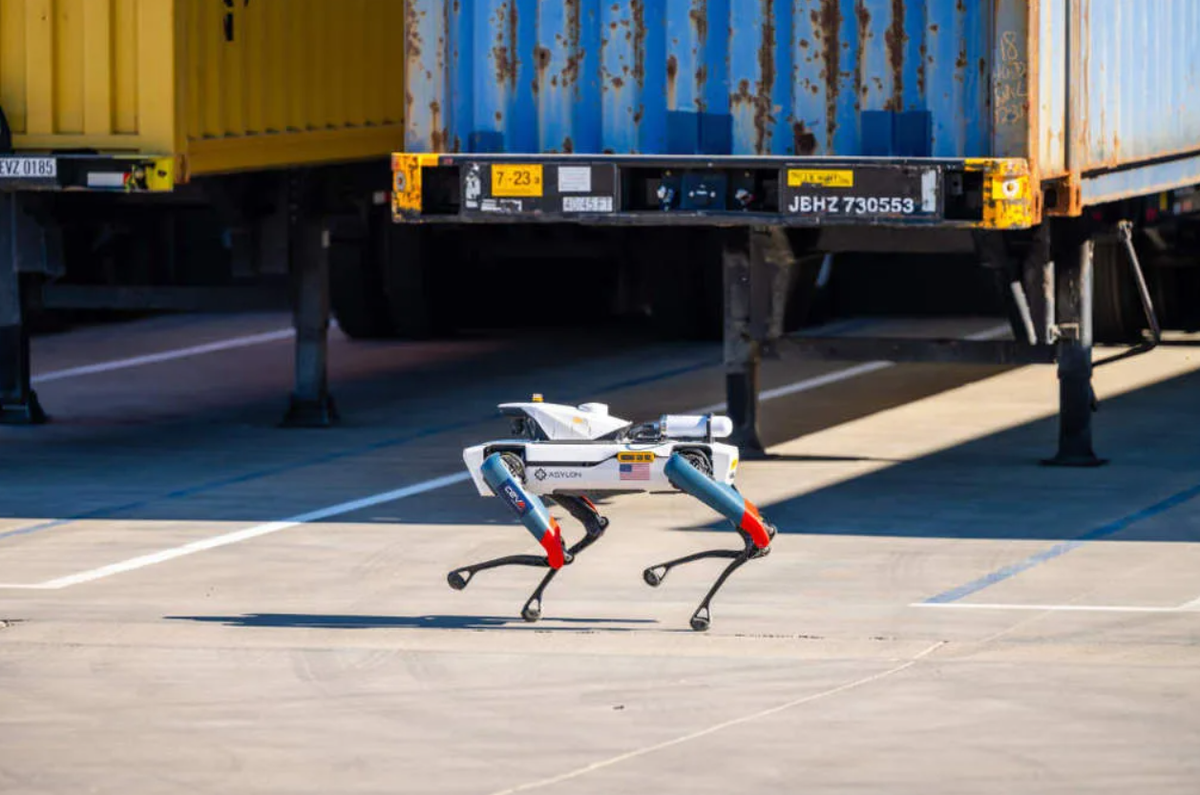 Ông Li Longhai (Lý Long Hải), Phó giám đốc phụ trách thiết bị tại Hải quan Quảng Châu, nhấn mạnh rằng robot mới nhất đang hỗ trợ đảm bảo an toàn vận hành trong các nhiệm vụ kiểm tra có tính rủi ro cao. Ông còn cho biết: “Các cuộc kiểm tra thủ công theo cách truyền thống tốn rất nhiều thời gian, quy trình, khiến nhân viên cảng phải chịu nguy cơ tiếp xúc với các nguồn bức xạ kéo dài”. Ảnh: @Logistics Matters.