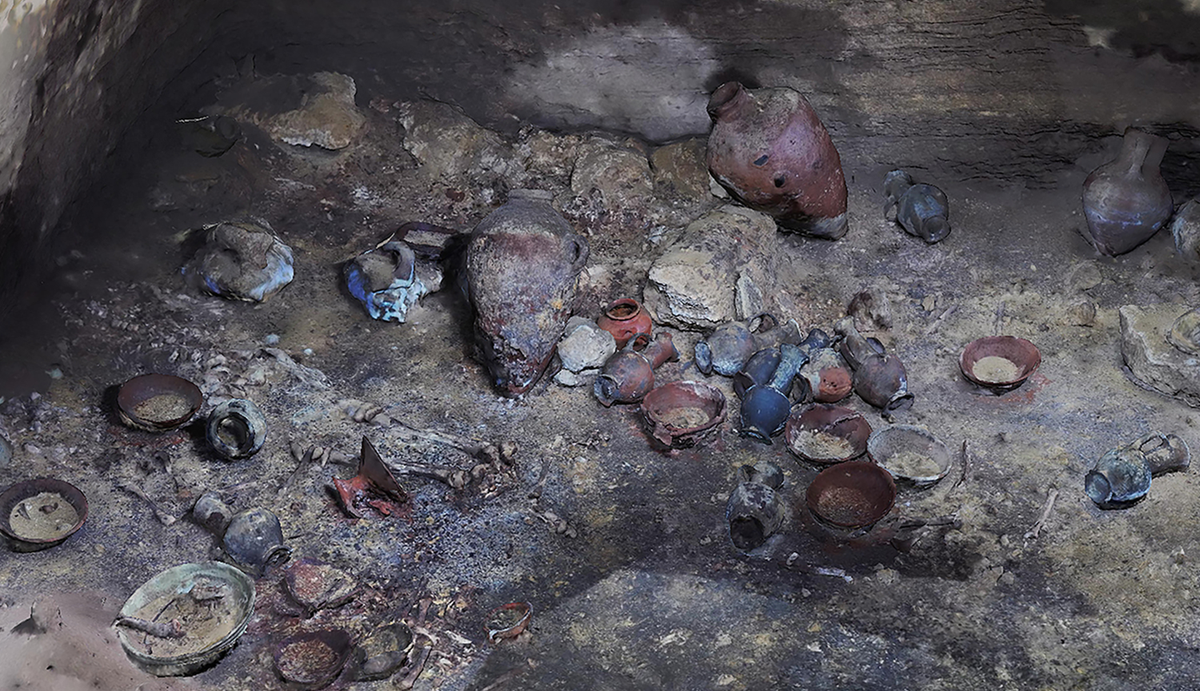 Bên trong phòng chôn cất này, hài cốt của ít nhất mười người đã được tìm thấy cùng với rất nhiều đồ tùy táng. Ảnh: @Cơ Quan Cổ Vật Israel.