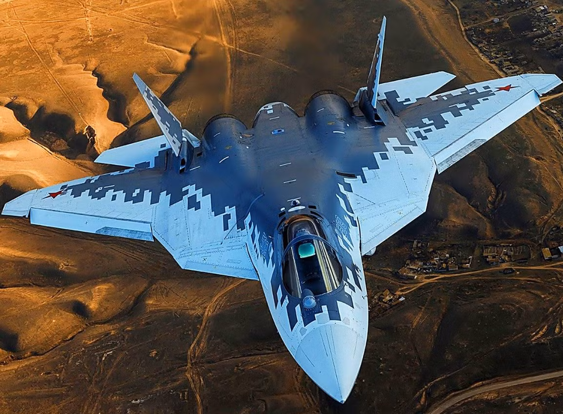 Bộ trưởng Quốc phòng Ấn Độ Rajesh Kumar Singh đã xác nhận vào tuần thứ hai của tháng 7 rằng, các cuộc đàm phán đang được tiến hành để mua chiếc thứ hai trong số hai máy bay chiến đấu Su-57 của Nga. Các cuộc đàm phán này diễn ra bất chấp áp lực liên tục từ Mỹ đối với Delhi trong nhiều năm, nhằm tách mình khỏi Nga, đặc biệt là trong lĩnh vực hợp tác quốc phòng. Ảnh: @ Defense News.