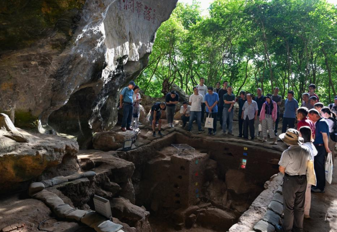 Tuổi của ngôi mộ được xác định bằng kỹ thuật định tuổi bằng đồng vị carbon phóng xạ và chuỗi urani, cả hai đều cho thấy đây là một trong những ngôi mộ cổ nhất từng được tìm thấy ở nước này. Ảnh: @Viện Di sản Văn hóa và Khảo cổ học tỉnh Hải Nam.