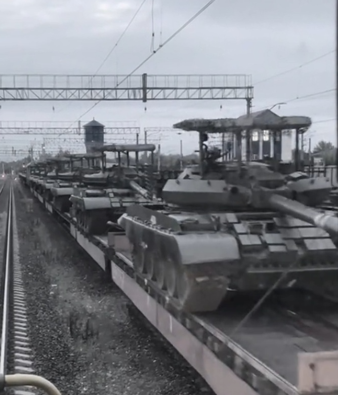 Xe tăng T-62 đã trải qua đợt hiện đại hóa lớn vào những năm 1980, khi các kỹ sư Liên Xô trang bị cho xe tăng này loại động cơ mạnh hơn, hệ thống điều khiển hỏa lực được cải tiến và bổ sung các tính năng nâng cấp phòng thủ. Ảnh: @militarnyi.