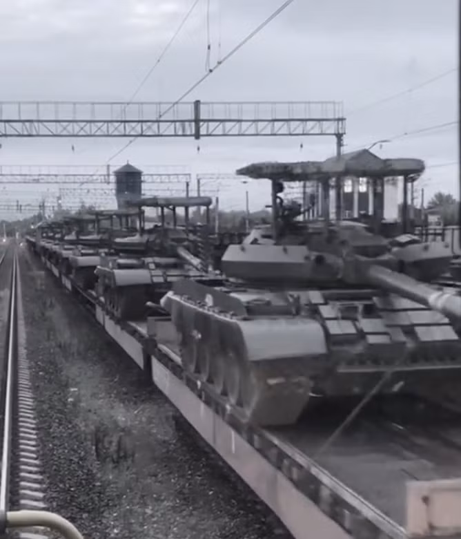 Xe tăng T-62 đã trải qua đợt hiện đại hóa lớn vào những năm 1980, khi các kỹ sư Liên Xô trang bị cho xe tăng này loại động cơ mạnh hơn, hệ thống điều khiển hỏa lực được cải tiến và bổ sung các tính năng nâng cấp phòng thủ. Ảnh: @militarnyi.