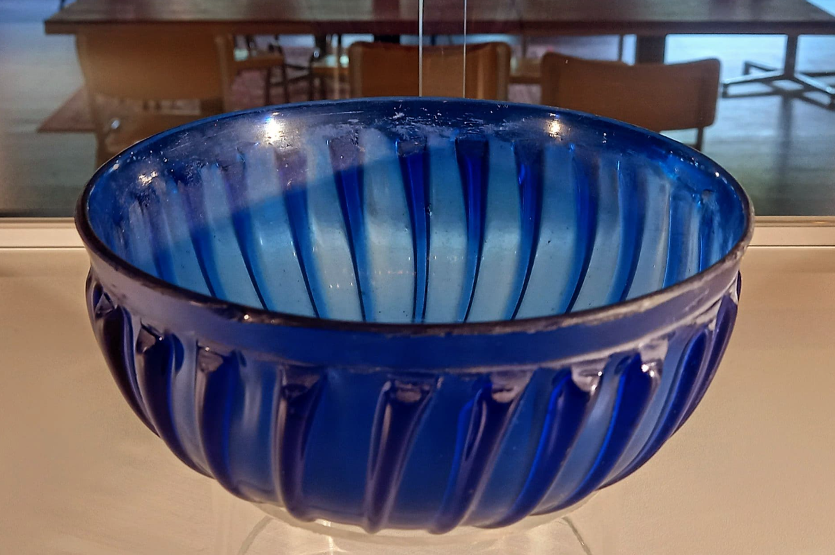 Nó được làm bằng cách để thủy tinh nóng chảy và đông cứng trên khuôn. Oxit kim loại pha với bột màu trộn vào thủy tinh nóng chảy giúp tạo nên màu xanh lam đặc trưng. Ảnh: @Đại học Radboud