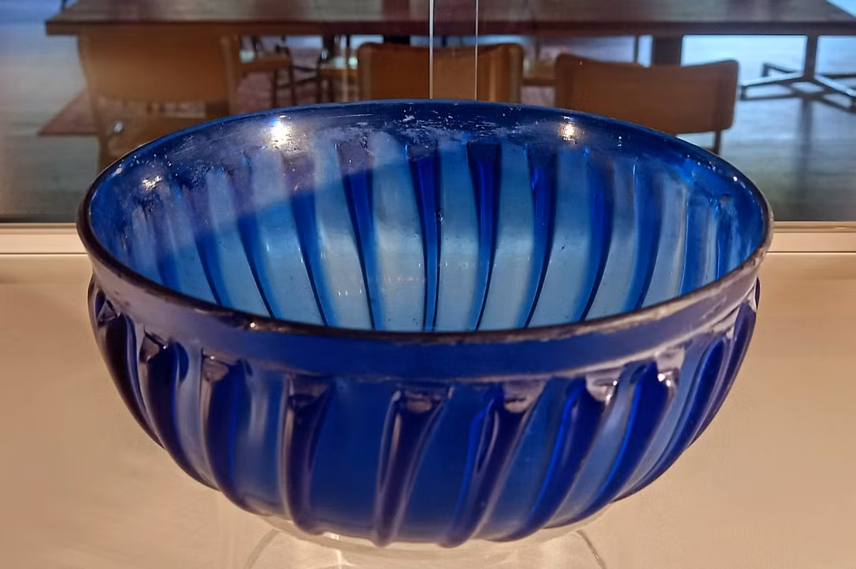 Nó được làm bằng cách để thủy tinh nóng chảy và đông cứng trên khuôn. Oxit kim loại pha với bột màu trộn vào thủy tinh nóng chảy giúp tạo nên màu xanh lam đặc trưng. Ảnh: @Đại học Radboud